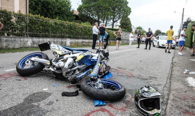 La moto di Marco Colombo a terra dopo l’incidente (Blitz)