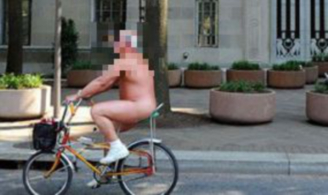Mezzo nudo in bici: è tornato