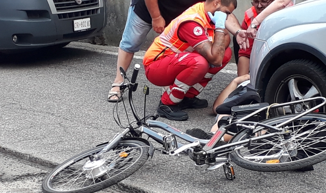 Asfalto sconnesso, ciclista ferito