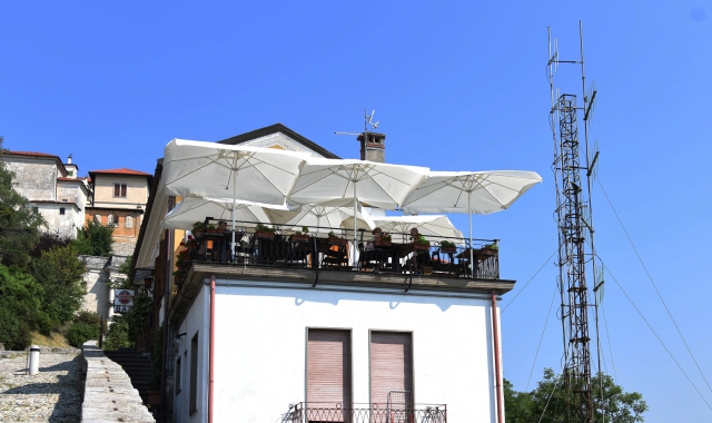 La grande “antenna” accanto al ristorante Montorfano in cima al Sacro Monte sarà demolita dal Comune (Blitz)