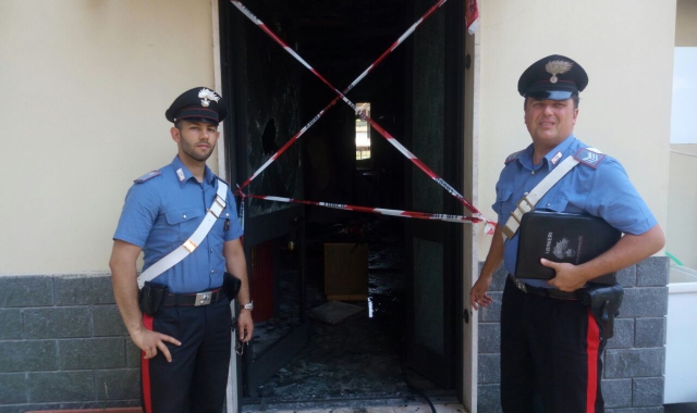 I carabinieri davanti all’abitazione di Mesenzana (Foto Red.)