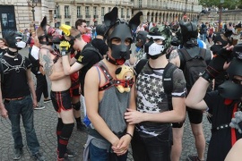 Francia, migliaia di persone in piazza per il Gay Pride