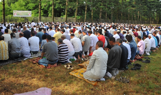La preghiera degli islamici al Campo dell’Amicizia (Pubblifoto)