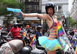New York, decine di migliaia al Gay Pride e contro Trump
