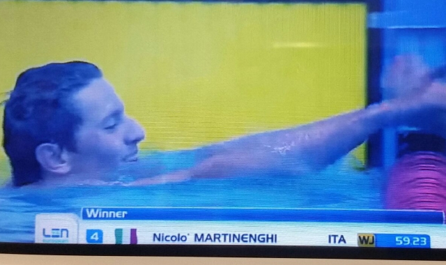 Nicolò Martinenghi festeggia la vittoria con record mondiale nei 100 rana agli Europei Juniores
