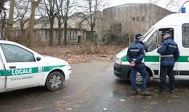 La polizia locale durante un controllo nelle aree dismesse vicino alla stazione (Archivio)