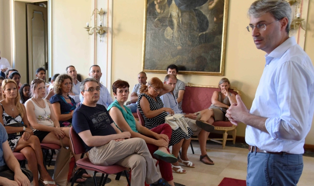 L’incontro a Palazzo Estense tra  sindaco e genitori e insegnanti della scuola elementare Canziani (Blitz)