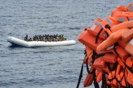Migranti, Ue restringe esportazioni di gommoni in Libia