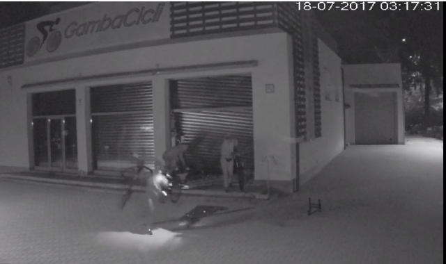 L’immagine della spaccata ripresa dalla telecamera del negozio di biciclette