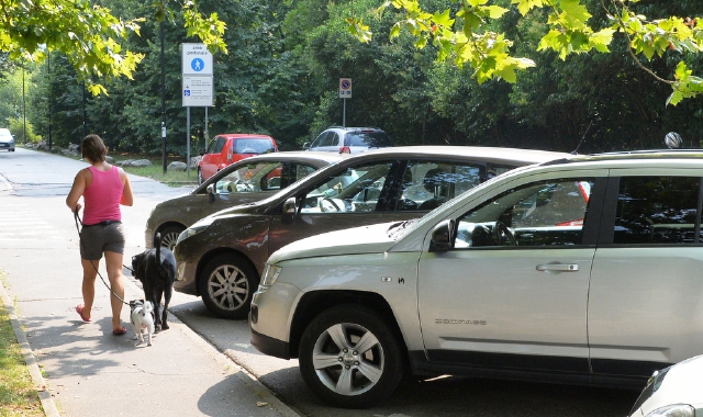 I parcheggi per le auto alla Schiranna(Foto Blitz)