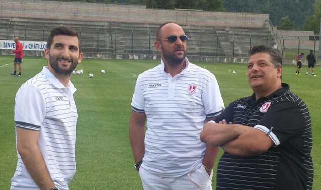 Edoardo Russo, 26 anni, con il dg Diego Foresti e il presidente Aldo Taddeo (foto VareseCalcio)
