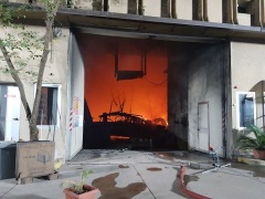 Milano, incendio in deposito sotto controllo, odore acre in città