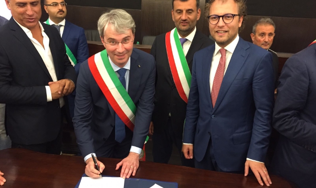 Il momento della firma della convenzione: il sindaco Davide Galimberti e il ministro Luca Lotti 