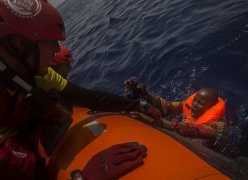 Ong: 13 morti su gommone soccorso nel Mediterraneo con 167 migranti