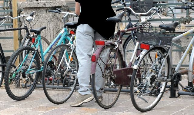 Profugo ruba biciclette