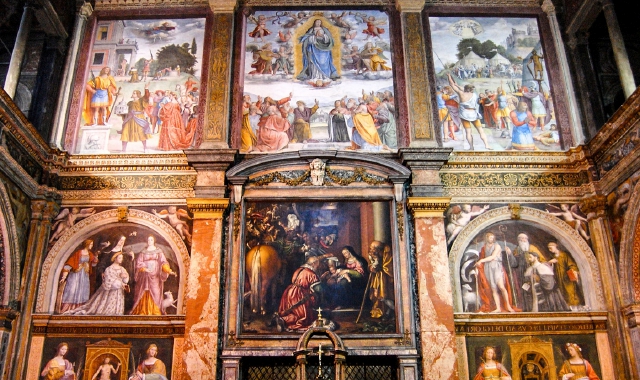 Alcuni dei preziosi affreschi conservati nella chiesa di San Francesco (Foto Blitz)