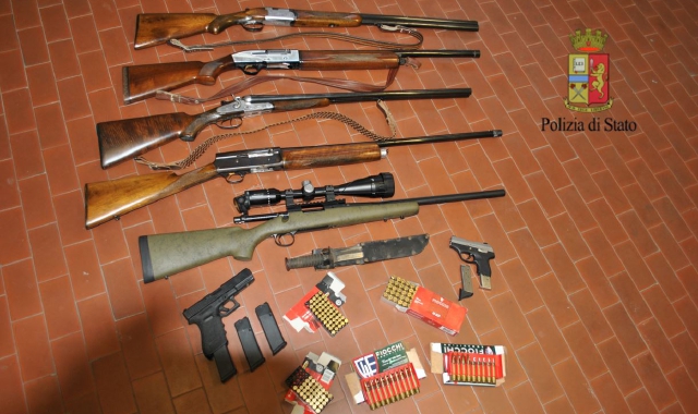 Le armi sequestrate dalla polizia di Stato di Gallarate