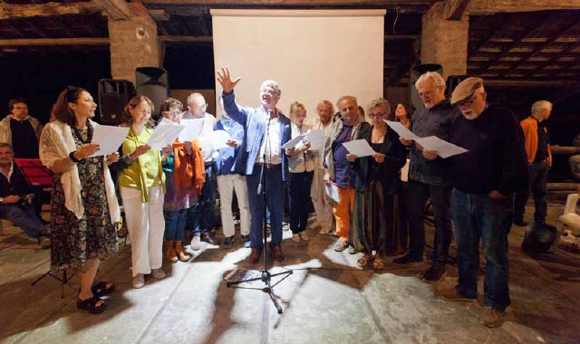 Dino Azzalin (al centro) e altri poeti sabato 12 agosto a Cunardo