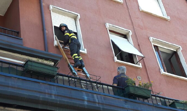 I pompieri sono entrati nell’appartamento di via Resegone da una finestra