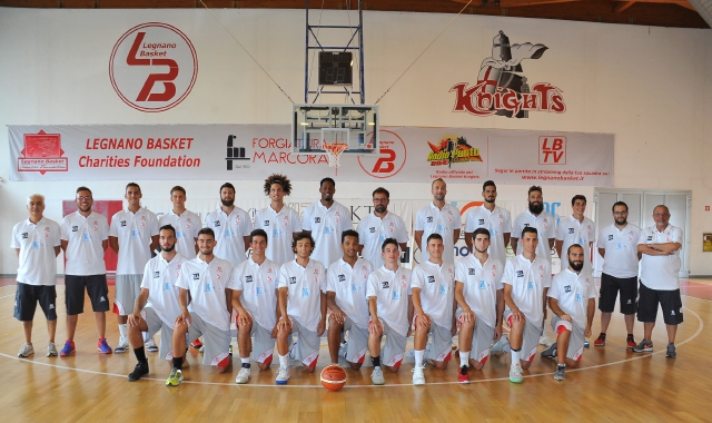 Giocatori e staff tecnico del Legnano Basket in posa al PalaKnights (Pubblifoto)