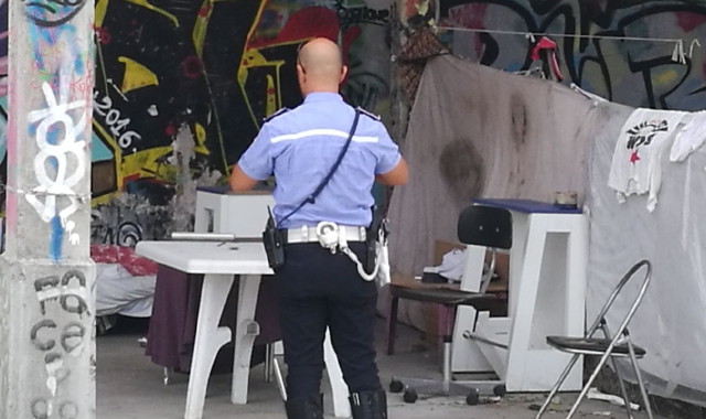 Un agente della polizia locale fissa l’immagine del degrado tra le vie Monti e Bezzecca