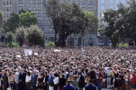 Barcellona, la folla in piazza Catalunya grida 