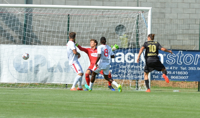 Longobardi esulta dopo aver siglato l’1-0 che deciderà Varese-Giana Erminio (Blitz)