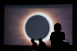 Usa, nasi all'insù per la prima eclissi totale in 99 anni