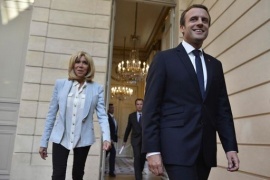 Brigitte Macron avrà un ruolo formale accanto al marito