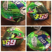 Valentino Rossi dona alla famiglia di Hayden un casco dedicato a Nicky