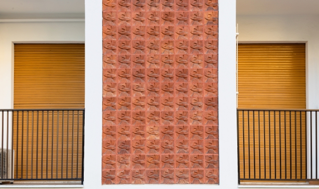 Particolare delle Piastrelle PatRam (Patscheider-Ramous) di Ramous sul condominio di via Govone a Milano