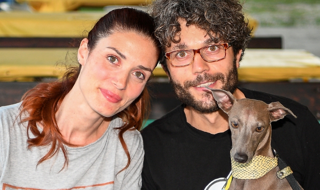 Marinella, detta Pli, coi suoi due padroni varesini, Maurizio ed Elisa (foto Valter D’Aloia)