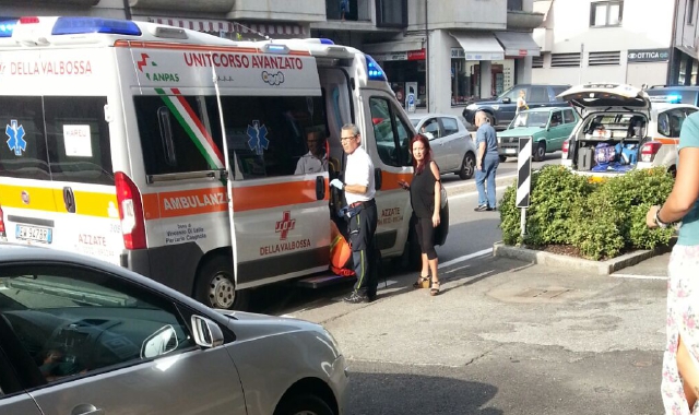 Il pedone è stato soccorso e trasportato all’ospedale di Varese (Foto Essepi)