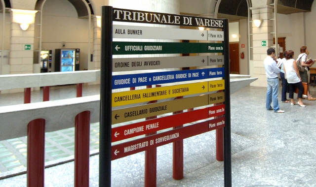 L’atrio del tribunale di Varese