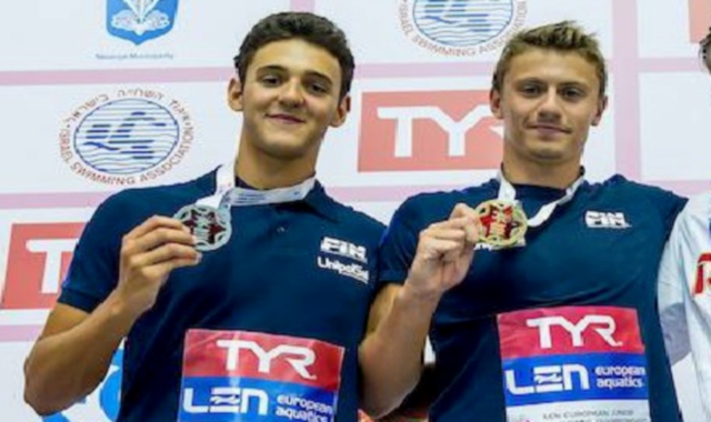Nicolò Martinenghi, a destra, sul podio con Alessandro Pinzuti, l’altro azzurro medaglia d’argento