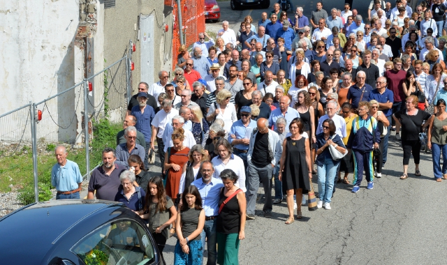 Folla a Porto Valtravaglia per l’ultimo saluto a Nanni Svampa (Blitz)