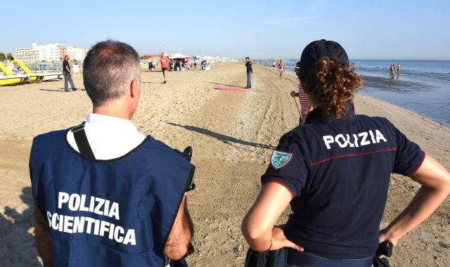 La polizia sulla spiaggia di Miramare, dove sono avvenuti stupro e rapina
