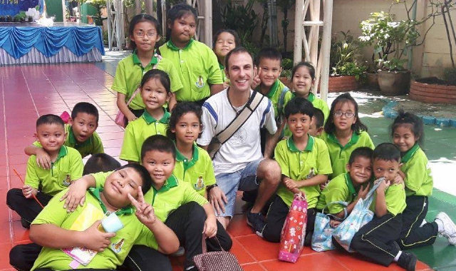 Gianluca Di Gioia circondato dai bambini in Thailandia  (foto da Facebook)
