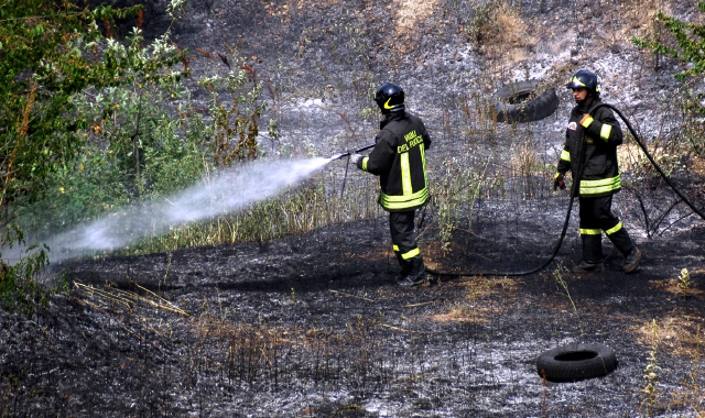 La siccità che persiste contribuisce a complicare il lavoro dei pompieri (Archivio)