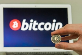 Bitcoin ancora in caduta libera, finisce fin sotto 3.000 dollari