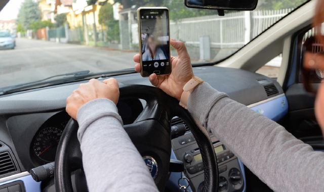 Scattarsi i selfie mentre si guida è vietato e soprattutto estremamente pericoloso