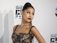 Ariana Grande licenzia sua ballerina per frasi razziste