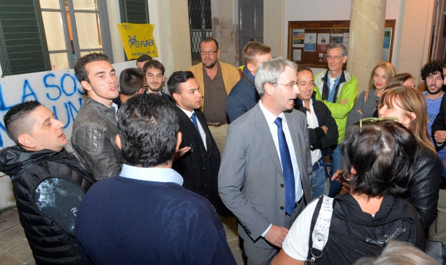 Il sindaco Davide Galimberti interviene per sedare gli animi a Palazzo Estense (Blitz)