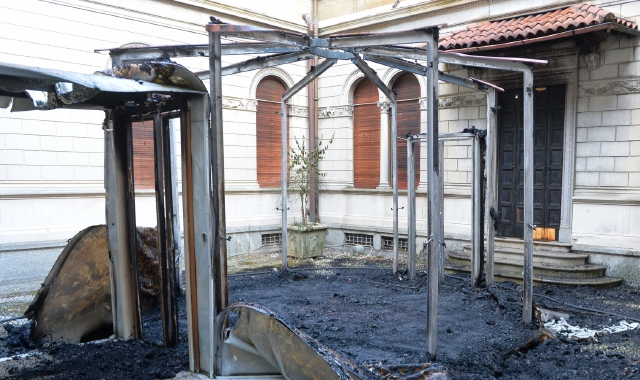 I danni causati dall’incendio dello scorso 19 luglio nel cortile dell’edificio (Foto Blitz)