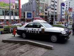 Giappone, ruba auto con quattro poliziotti a bordo: arrestato