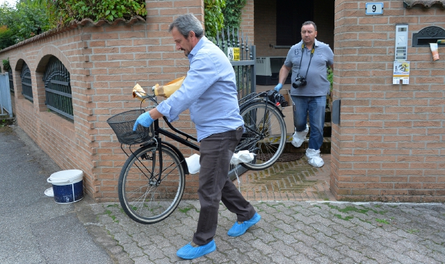 I carabinieri portano fuori della villetta dei Clericò la bici con cui  Vito avrebbe trasportato la testa di Marilena (Blitz)