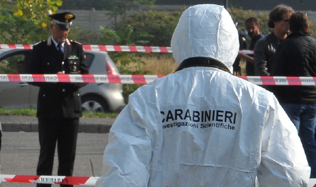I rilievi scientifici dei carabinieri sul luogo del delitto