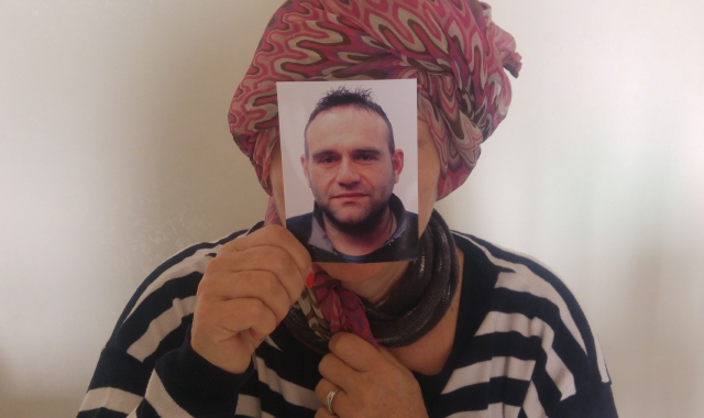 La madre di Gennaro Tirino si nasconde dietro la foto del figlio
