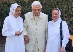 Rumors sulla salute di Ratzinger smentiti da una foto su Twitter