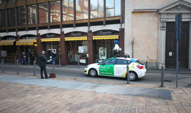 La Google car in azione in piazza Cacciatori delle Alpi (Red.)